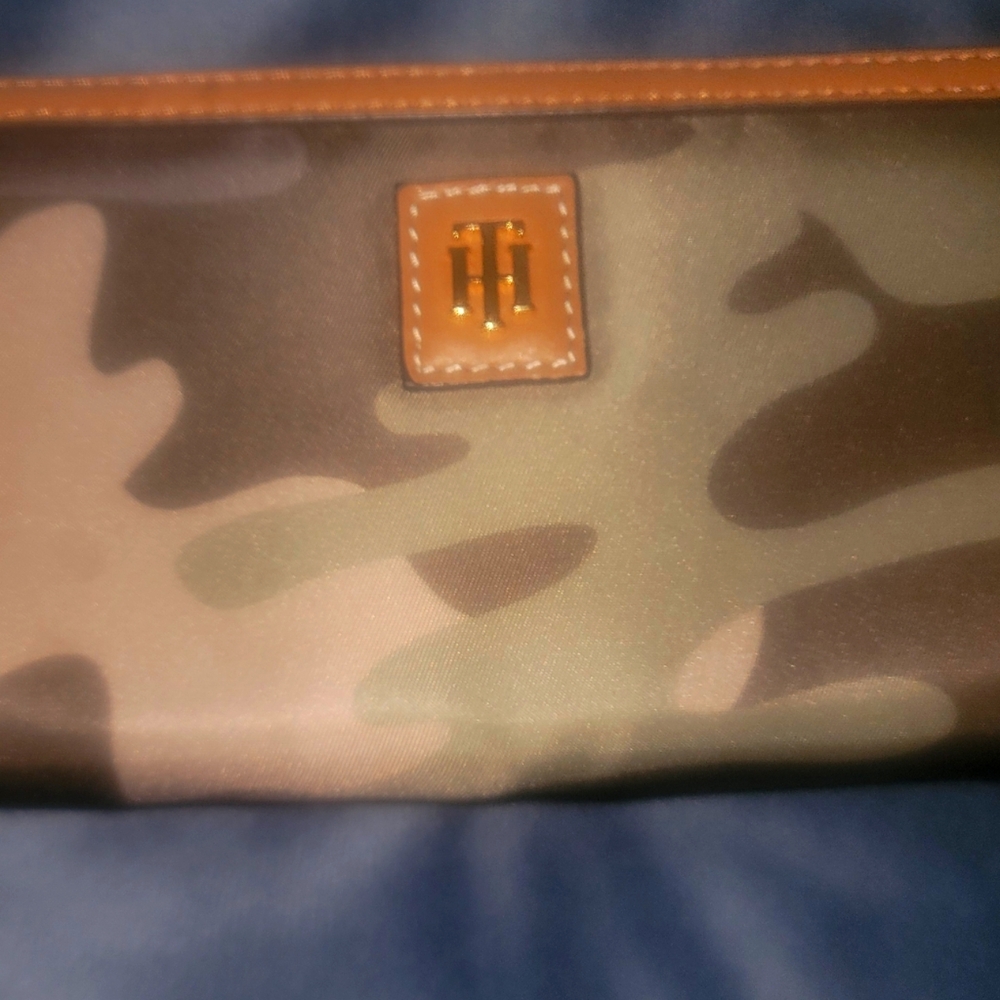 Tommy Hilfiger Camo Nylon Zippered 8- Slot Credit Card Holder Wallet